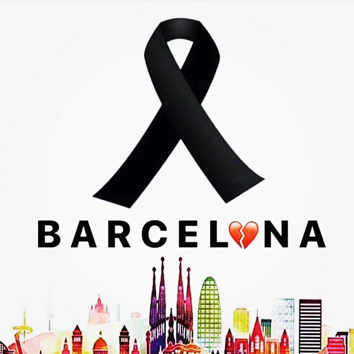 5 minutos de silencio en la Plaza España con motivo del atentado en Barcelona 1
