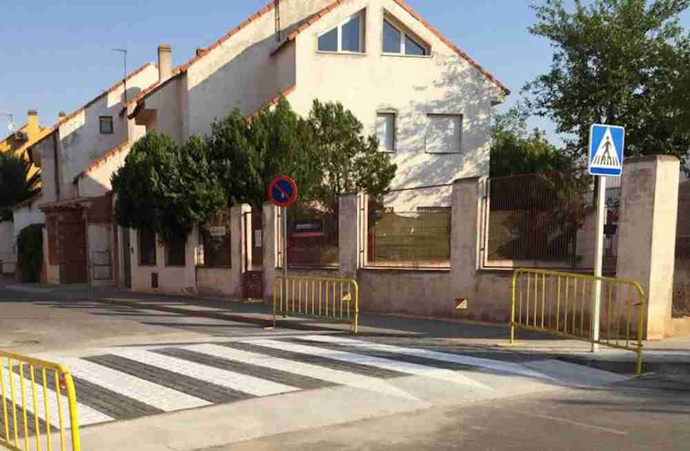 Pintando pasos de peatones y señalización horizontal en Alcázar de San Juan 1