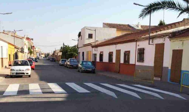 Pintando pasos de peatones y señalización horizontal en Alcázar de San Juan