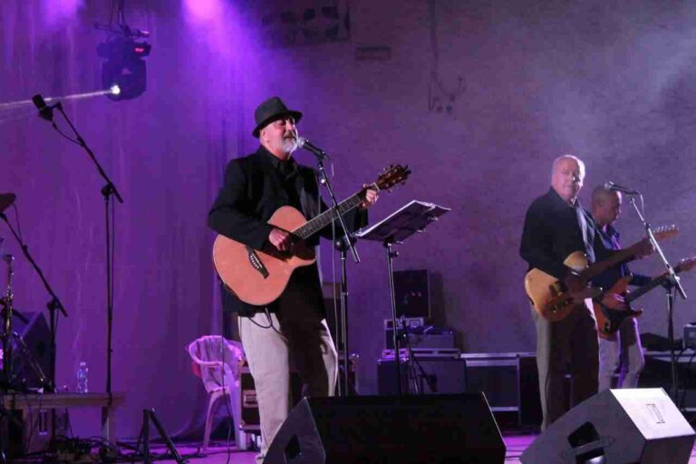 El concierto de ‘Los Espaciales’ inauguró las actividades festivas nocturnas de la Piscina Municipal
