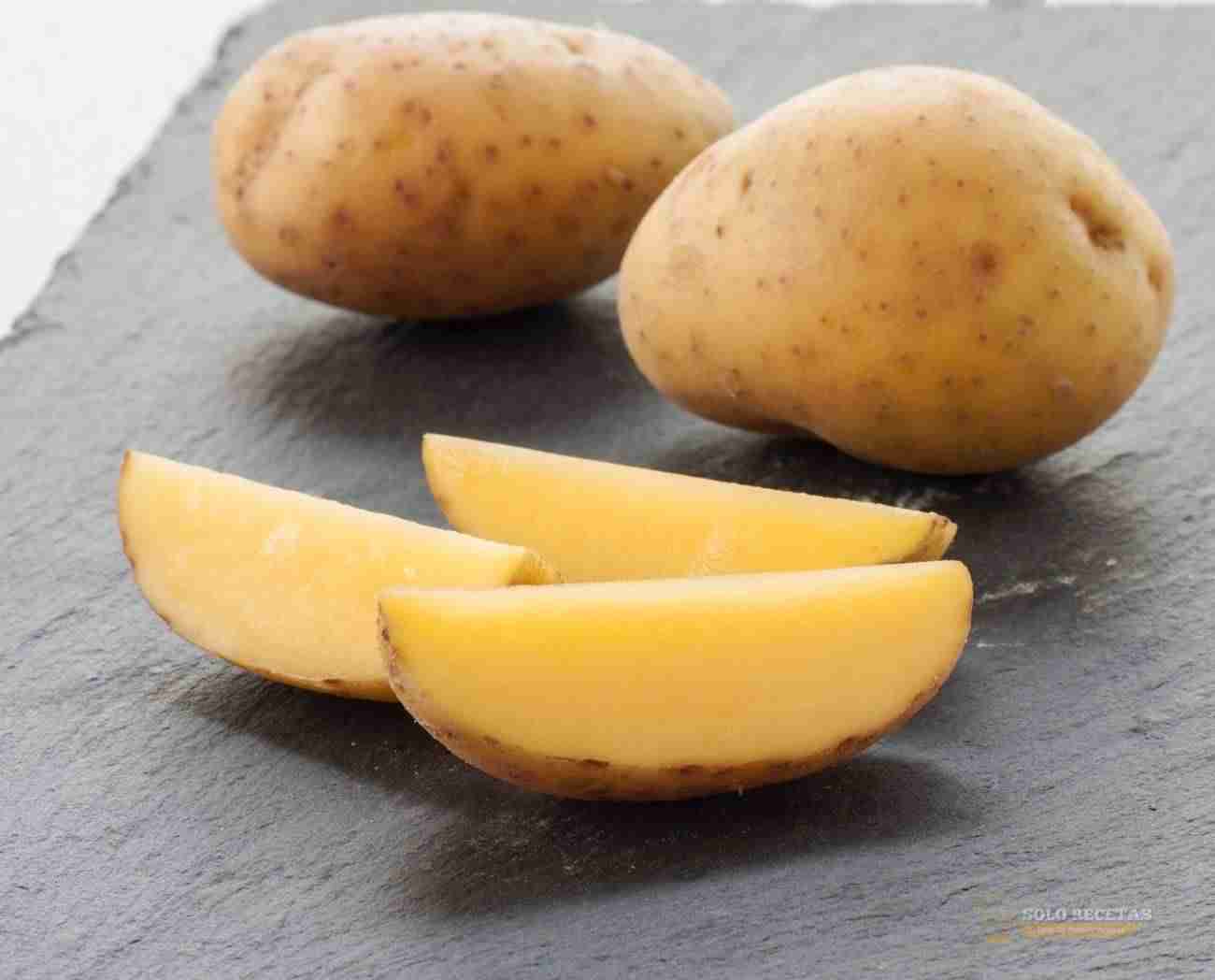 Cortar patatas en gajos