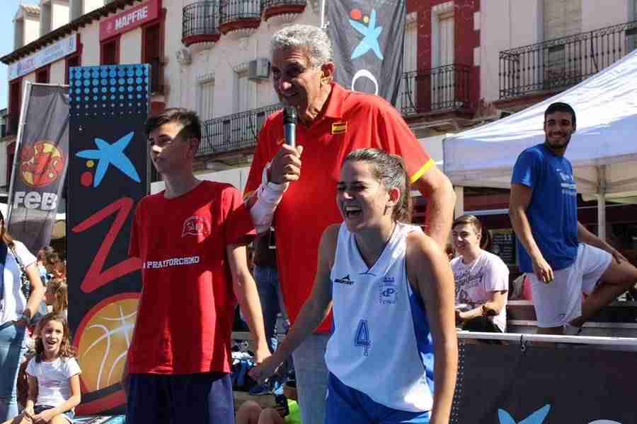 El baloncesto ocupa la Plaza España con Fernando Romay como invitado 1