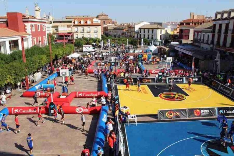 El baloncesto ocupa la Plaza España con Fernando Romay como invitado
