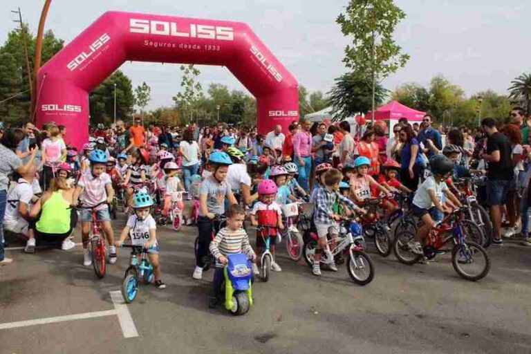 600 niños y niñas participan en la tradicional carrera de bicicletas y triciclos de Afanion