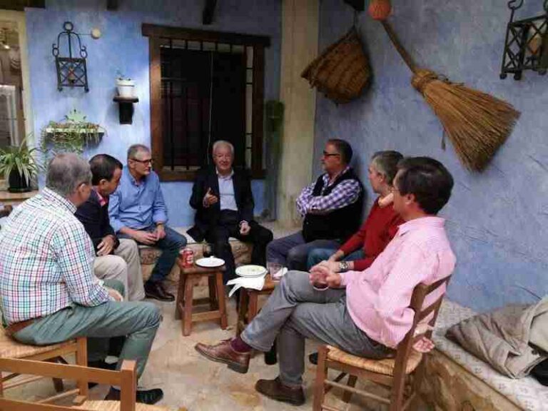 En Alcázar de San Juan, el hispanista Ciriaco Morón dio las claves sobre cómo entender el Quijote