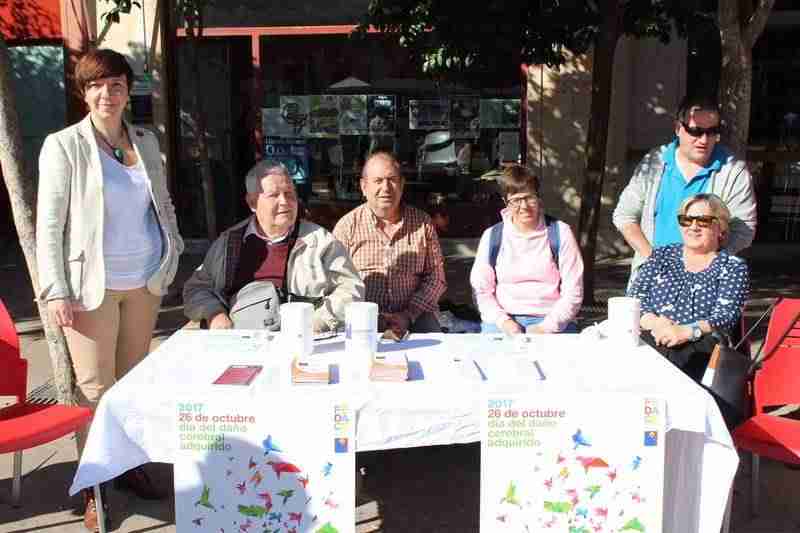 Mesa informativa de ADACE para visibilizar el Daño Cerebral Adquirido 1