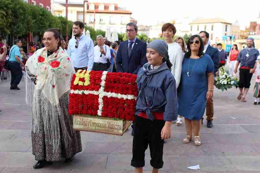 Flores, recuerdo a los alcazareños ausentes y procesión en las Fiestas en honor de la Virgen del Rosario 1