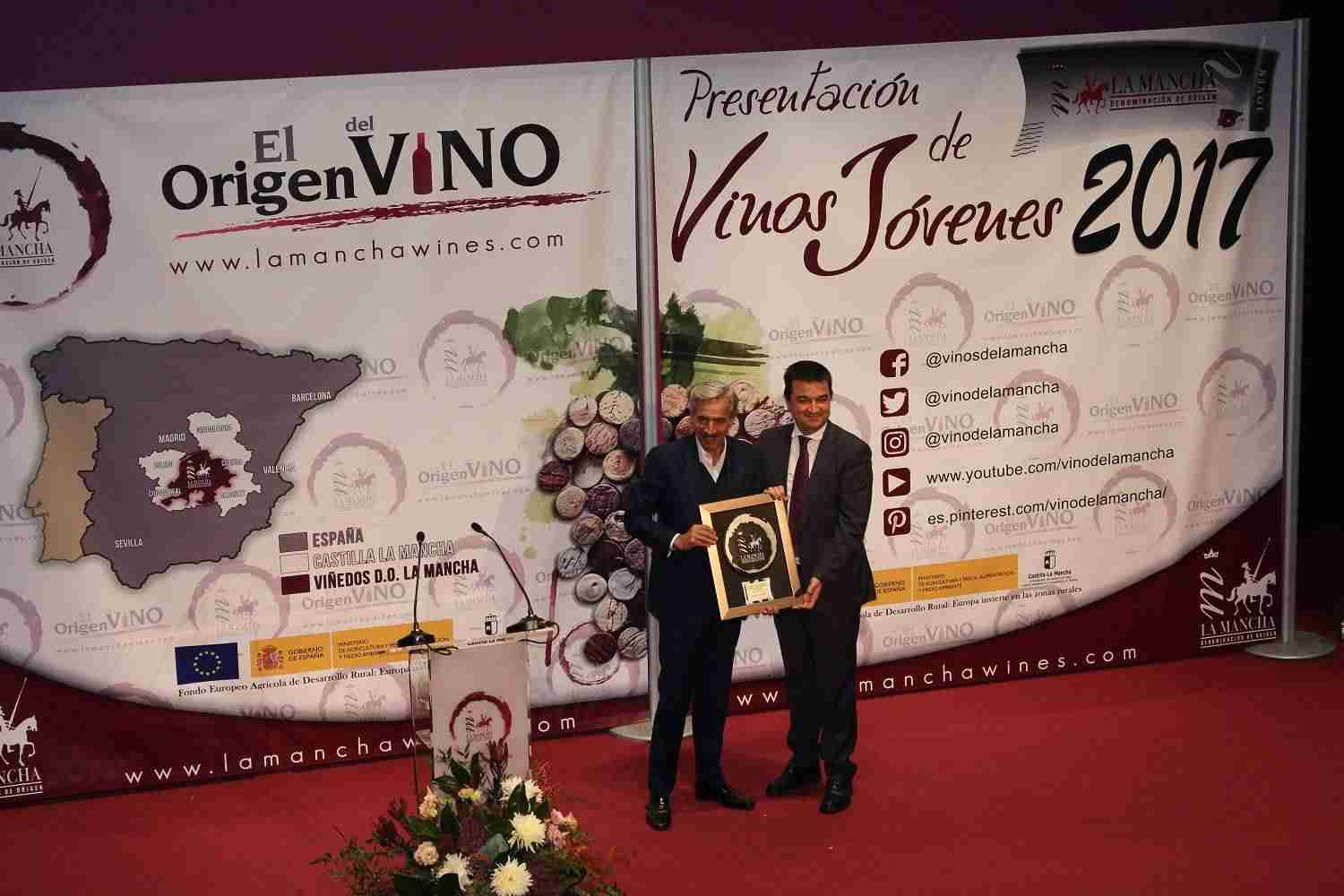 Glamour solidario en los Premios Jóvenes DO La Mancha 1