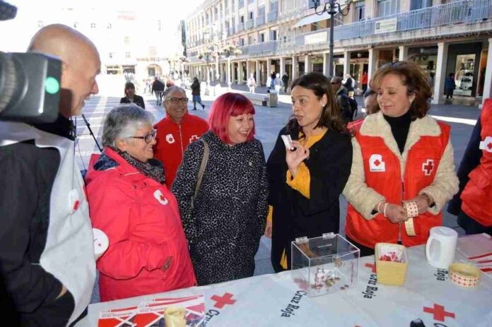 la-alcaldesa-de-ciudad-real-colabora-con-el-dia-de-la-banderita-de-cruz-roja-espanola.jpg