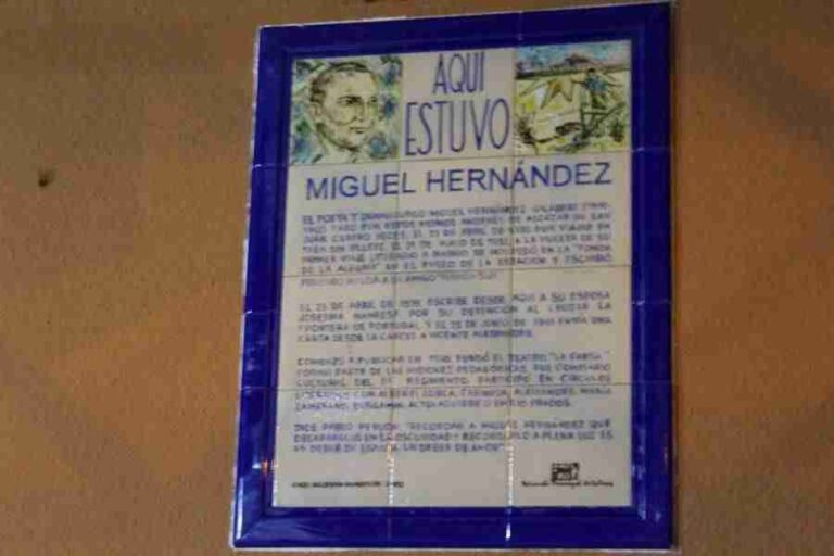 Miguel Hernández, primer pasajero ilustre con placa en la estación