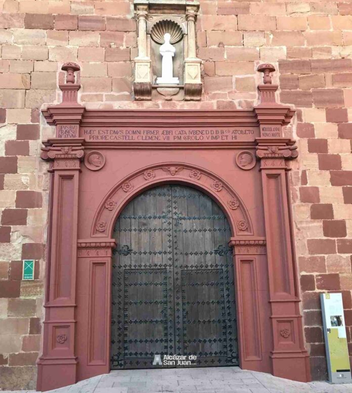 Pórtico de iglesia San Francisco Alcázar pintado en rojo