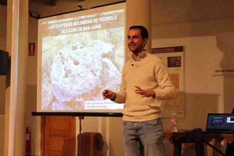 Víctor López Menchero expuso la historia de las canteras molineras de Piédrola