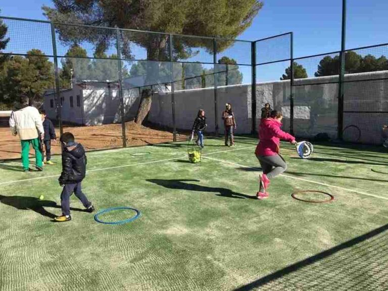 Cinco Casas ya cuenta con su pista de pádel