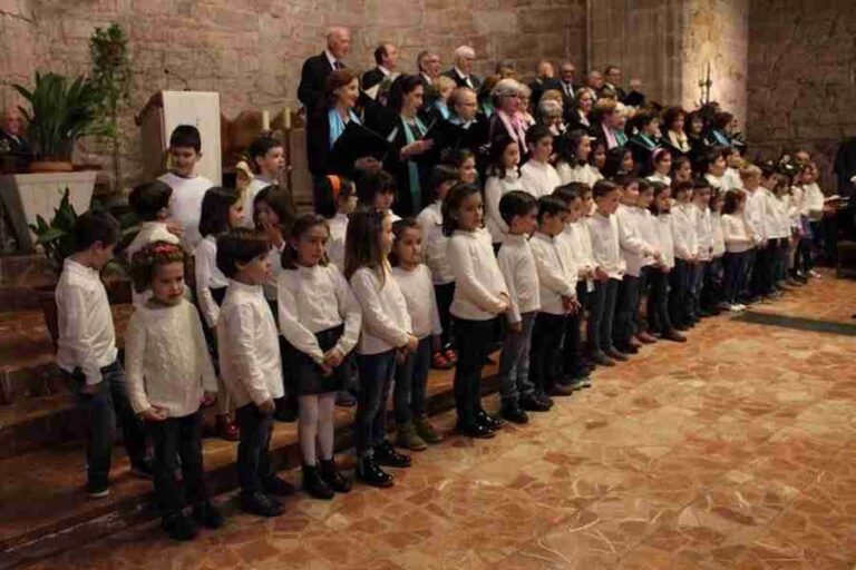 La iglesia de San Francisco se llena para el pregón navideño