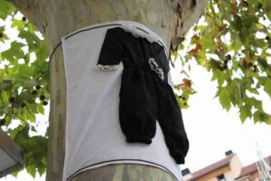 'Yarn Bombing', el arte urbano que viste los árboles llega a Alcázar por Navidad 2