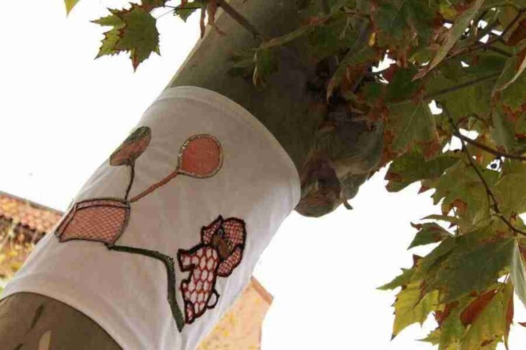 ‘Yarn Bombing’, el arte urbano que viste los árboles llega a Alcázar por Navidad