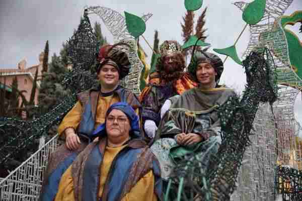 La Cabalgata de los Reyes Magos convierte las calles de la ciudad en un gran espectáculo infantil seguido por miles de personas 1 756A0075