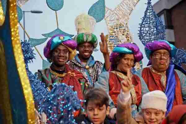 La Cabalgata de los Reyes Magos convierte las calles de la ciudad en un gran espectáculo infantil seguido por miles de personas 2 756A0080
