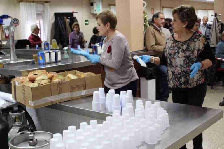 El Centro de Mayores terminó sus actividades navideñas con el tradicional chocolate y roscón de Reyes