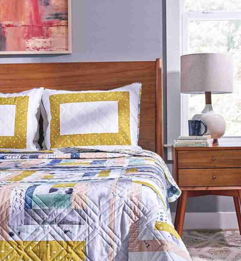 Decorar un dormitorio moderno con un edredón de patchwork