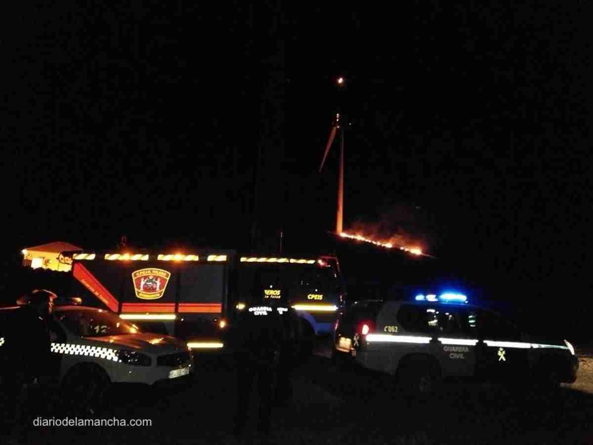 Molino eólico afectado por un incendio en el Cerro de la Cabeza de Madridejos 1 Molino eólico afectado por un incendio en el Cerro de la Cabeza de Madridejos 1
