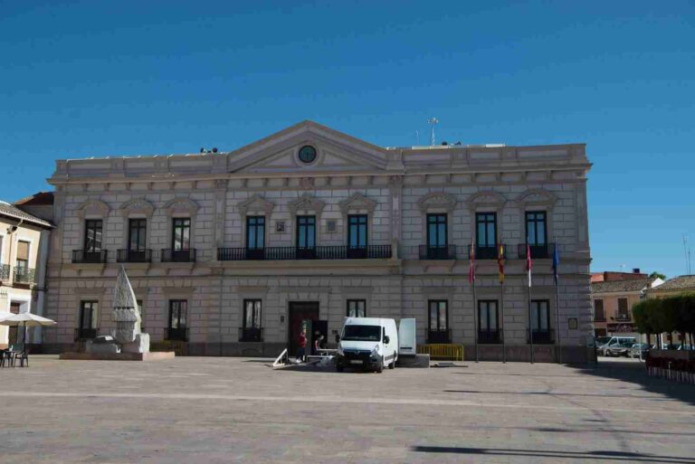 El Ayuntamiento de Alcázar acuerda con el sector hostelero la actualización progresiva de las tasas de terraza