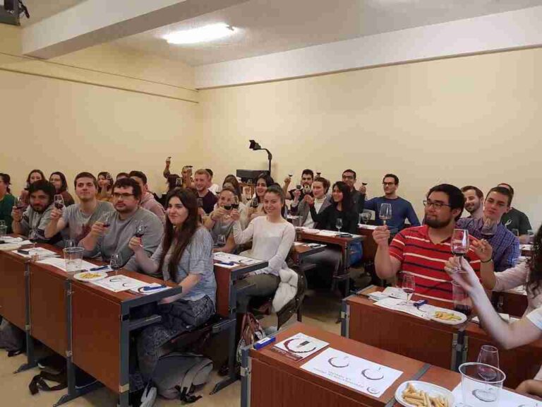 Los vinos DO La Mancha, fascinan al alumnado de Químicas en la Complutense