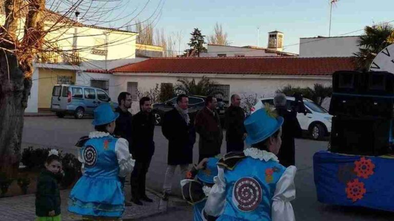Los vecinos Cinco Casas celebran su Carnaval