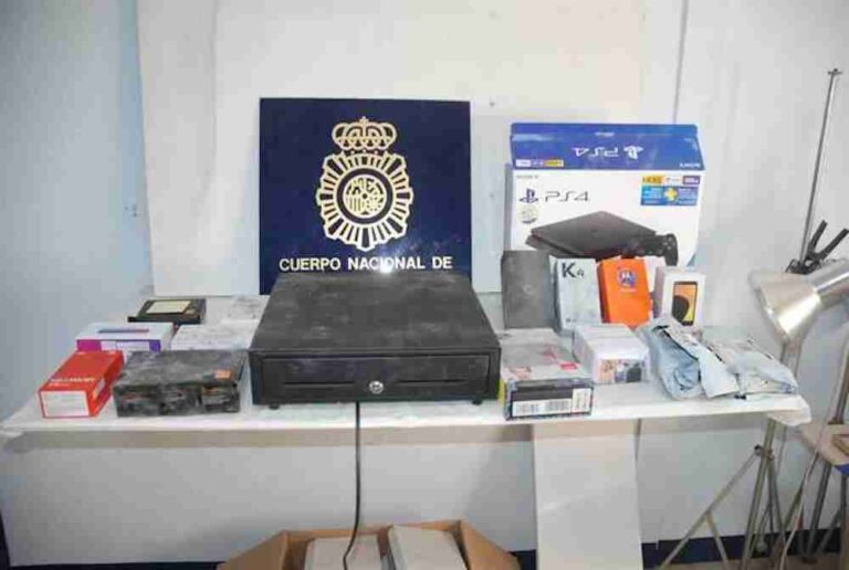 Detenido por robar de una tienda de Alcázar 51 móviles