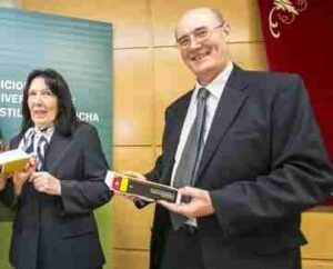 Los catedráticos de Literatura Española Felipe Blas Pedraza y Milagros Rodríguez, en los Almuerzos con don Quijote 1