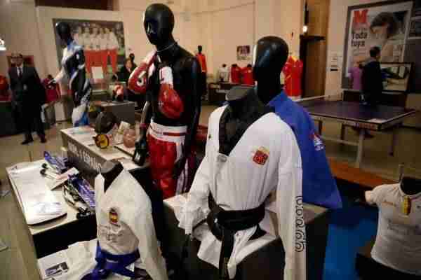 01_museo_deporte  - 1520625191 941 la alcaldesa inaugura la exposicion leyendas del deporte que se podra visitar en el centro cultural san marcos hasta el 22 de abril -