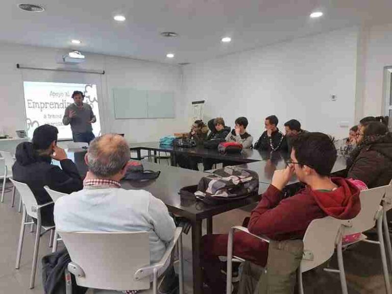 Alumnos del primer curso de grado medio de Comercio y Marketing del IES Juan Bosco conocen la Escuela de Emprendedores y el Centro de Empresas