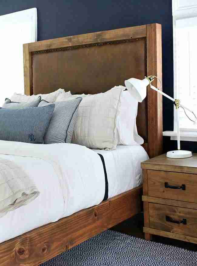 DIY: Un cabecero tapizado en cuero para decorar un dormitorio rústico 1