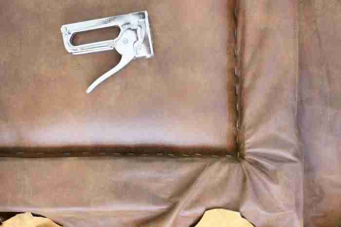 DIY: Un cabecero tapizado en cuero para decorar un dormitorio rústico 6