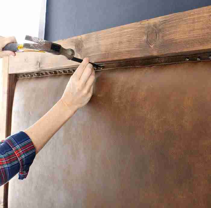 DIY: Un cabecero tapizado en cuero para decorar un dormitorio rústico 11