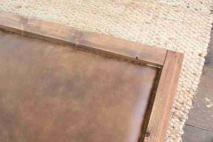 DIY: Un cabecero tapizado en cuero para decorar un dormitorio rústico 7