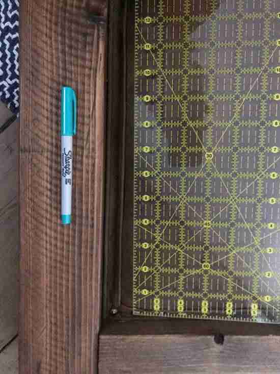 DIY: Un cabecero tapizado en cuero para decorar un dormitorio rústico 9