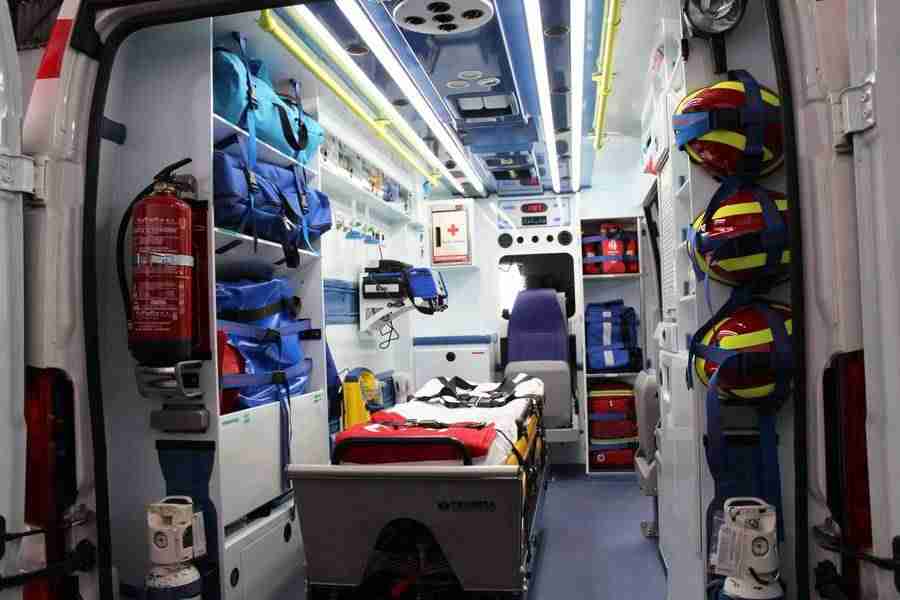 Cruz Roja recupera la nave que sufrió un incendio y presenta su nueva ambulancia 1