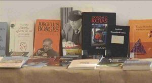 Exposición de libros de poesía de la biblioteca pública 1