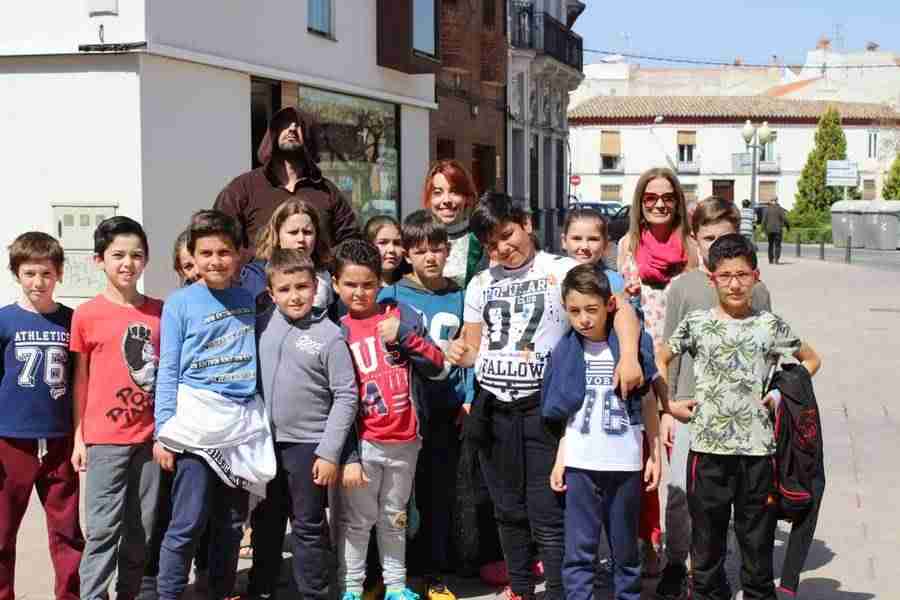 Concejal de Cultura y Educación presente en la actividad del Quijote en las calles 3 Concejal de Cultura y Educación presente en la actividad del Quijote en las calles 3