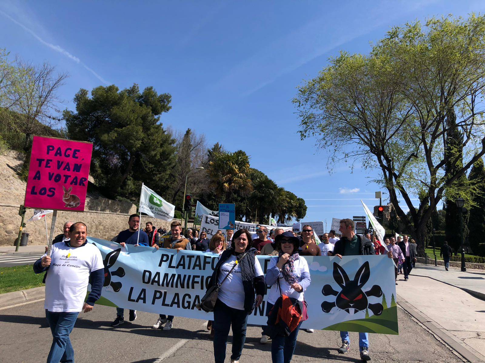 Tractoradas para mostrar las quejas ante la ineficacia de las medidas tomadas respecto a la plaga de conejos 2 Tractoradas para mostrar las quejas ante la ineficacia de las medidas tomadas respecto a la plaga de conejos 2