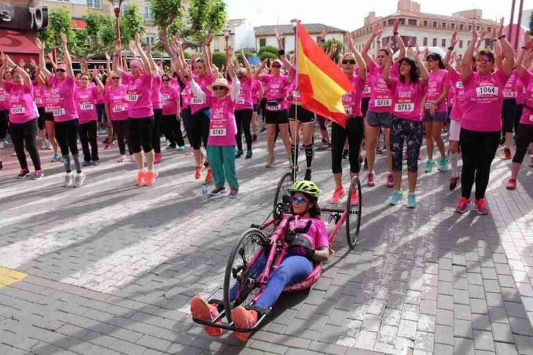 Una marea rosa de más de 2.000 mujeres corrió en Alcázar por la lucha contra el cáncer