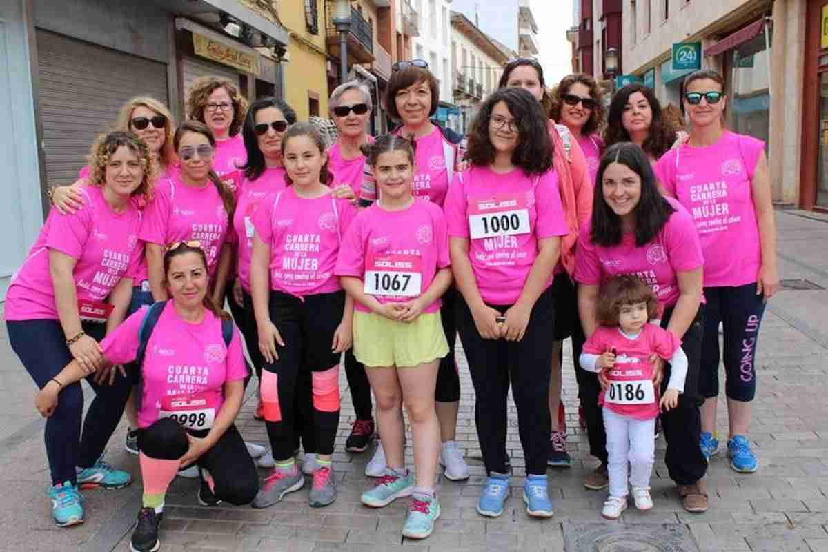 Una marea rosa de más de 2.000 mujeres corrió en Alcázar por la lucha contra el cáncer 1