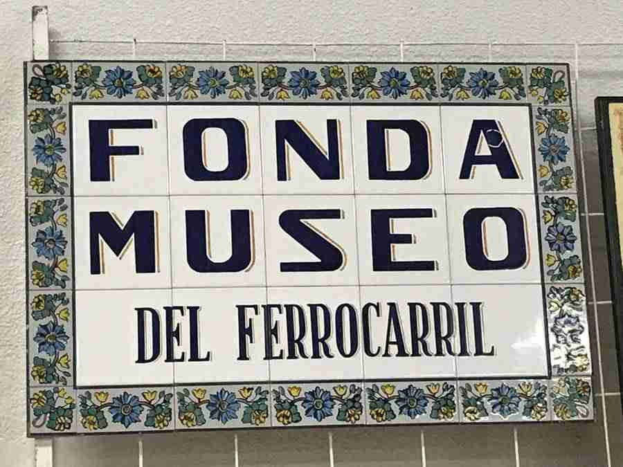 La Fonda de la Estación de Alcázar acogió la presentación de dos teselas relacionadas con la historia y la vida ferroviaria de la ciudad 1