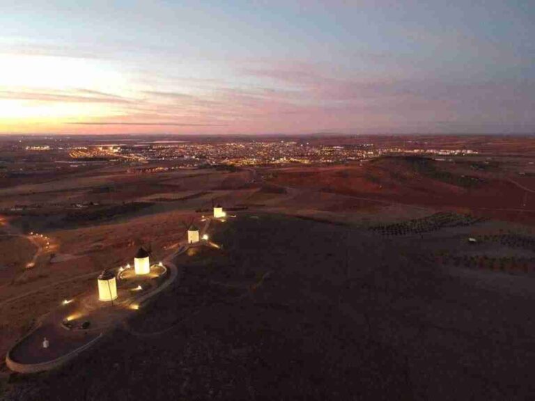 22 de mayo los molinos y el ayuntamiento se iluminarán de rojo para sensibilizar sobre el Síndrome 22q11