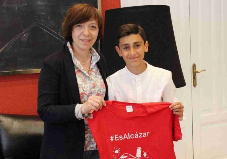 Recepción en el Ayuntamiento del joven campeón regional de tenis alevín, Diego Zarco