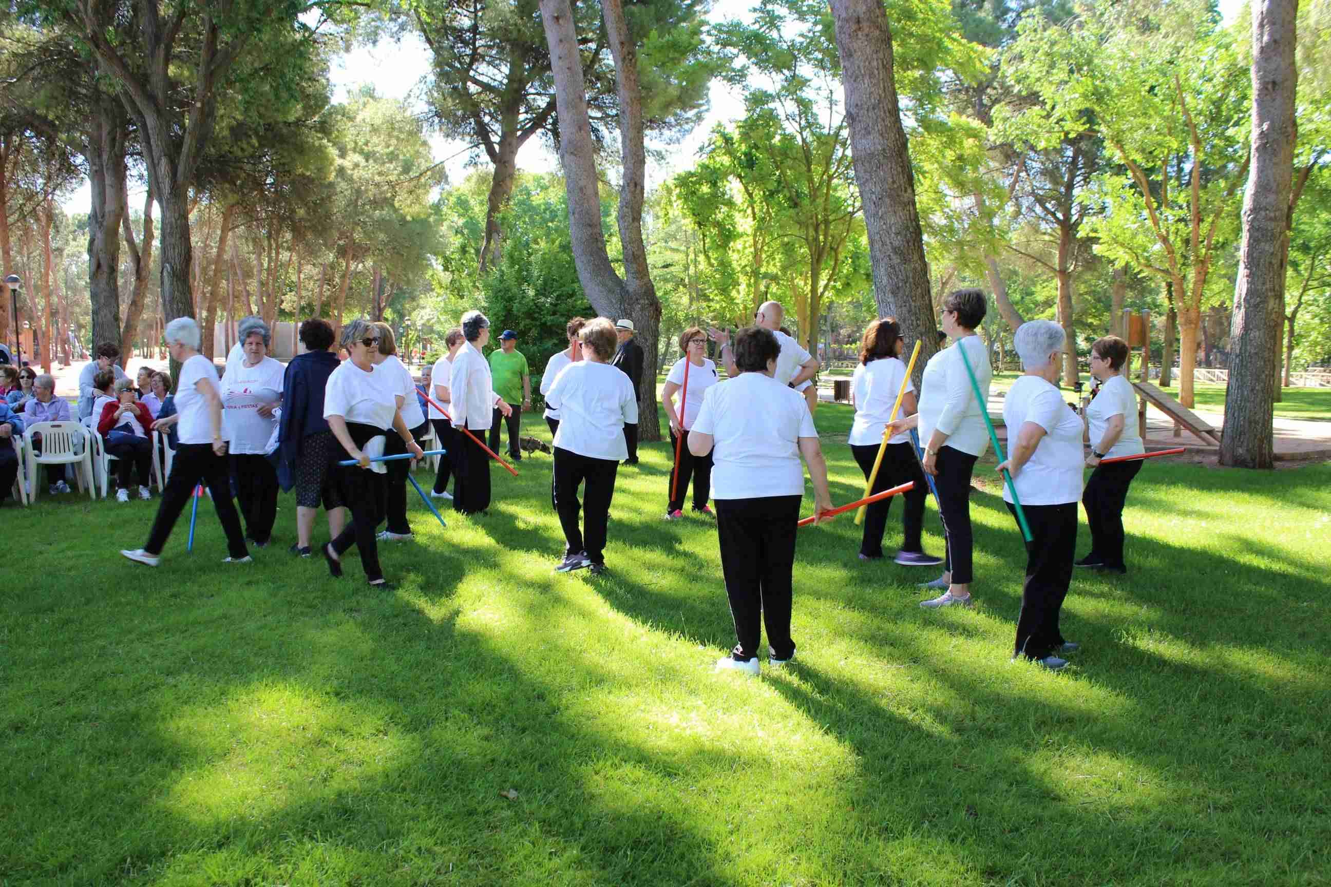 El Centro de Mayores realiza una exhibición de las actividades físicas que imparten durante el año 1