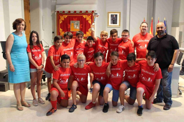 Recepción de los campeones provinciales de fútbol sala alevín del colegio Juan de Austria