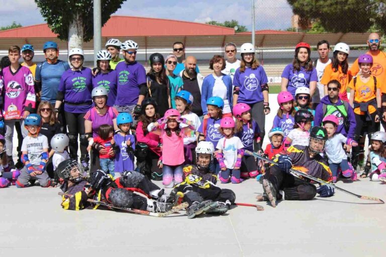 Más de 300 deportistas sobre ruedas disfrutan ya de la nueva pista de hockey de Alcázar de San Juan