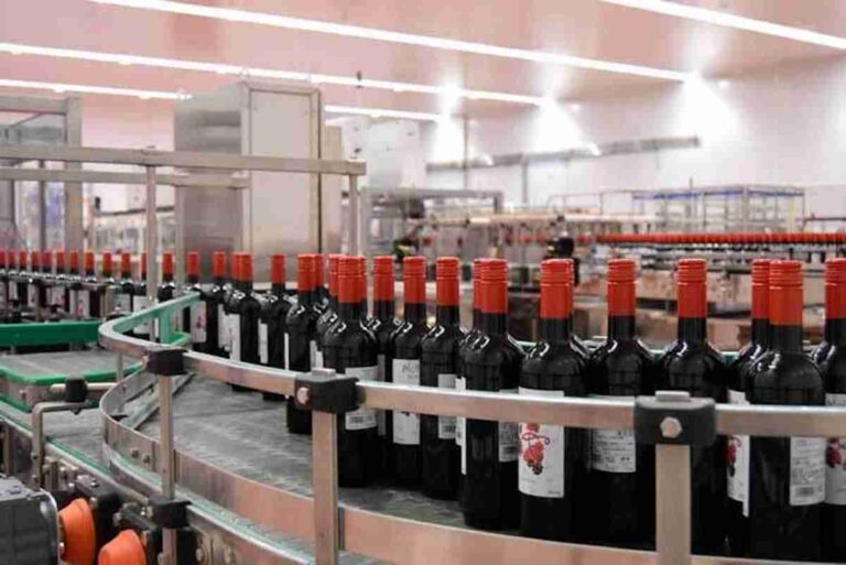 Un accidente laboral en la Cooperativa Baco de Alcázar deja un hombre de 52 años herido